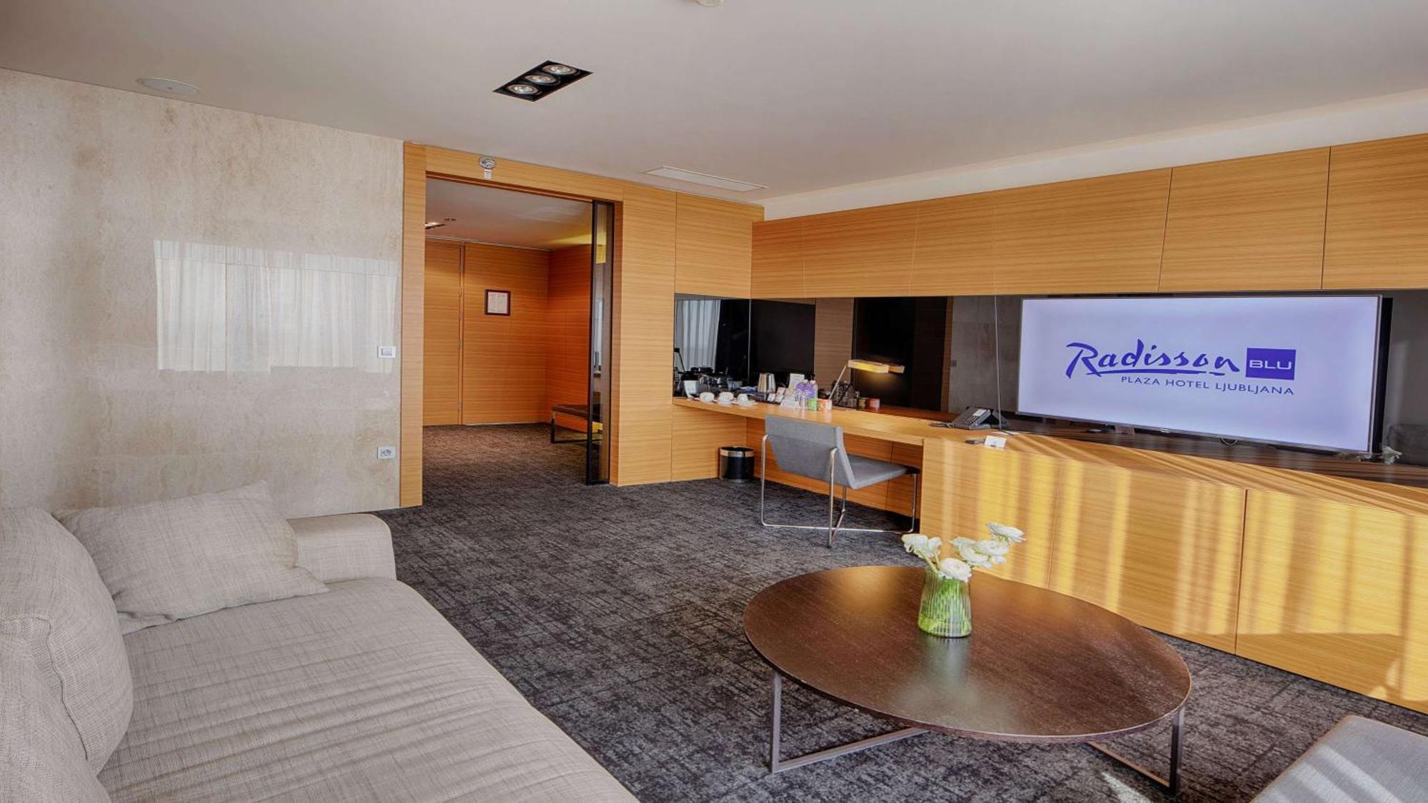 Radisson Blu Plaza Hotel Lubiana Esterno foto
