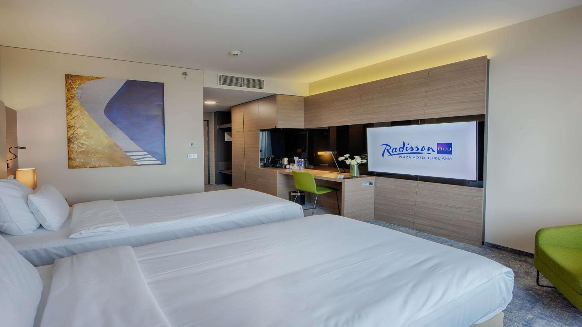 Radisson Blu Plaza Hotel Lubiana Esterno foto