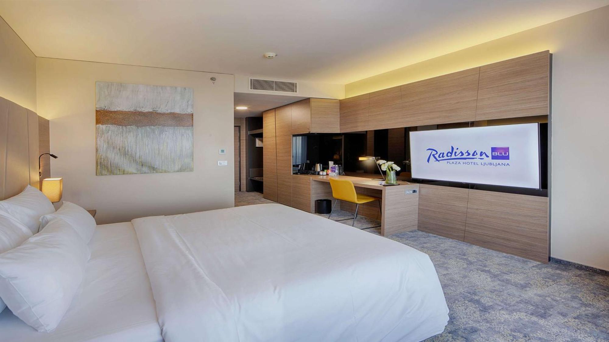 Radisson Blu Plaza Hotel Lubiana Esterno foto